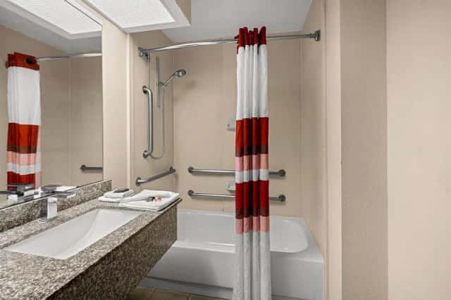 Deep soaking bathtub