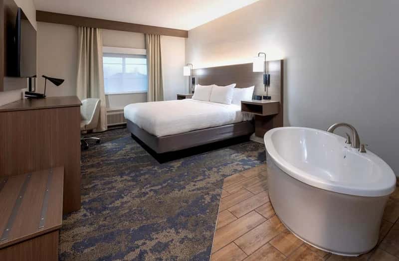 Deep soaking tub at GrandStay Hotel & Suites Algona in Algona, IA