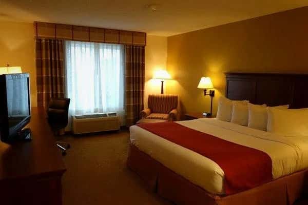 Country Inn & Suites by Radisson, Ames, IA — guest room