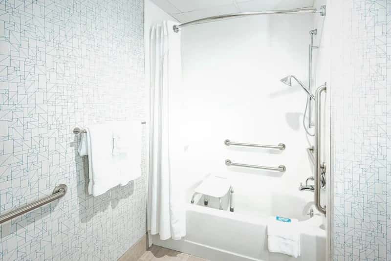 In-room jacuzzi tub at Holiday Inn Express & Suites Woodbridge By IHG in Avenel, NJ