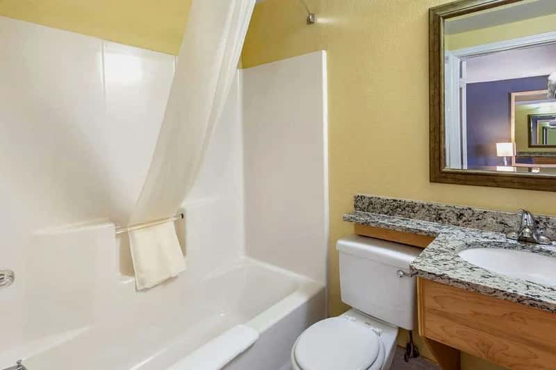 Deep soaking tub at Econo Lodge Clovis in Clovis, NM