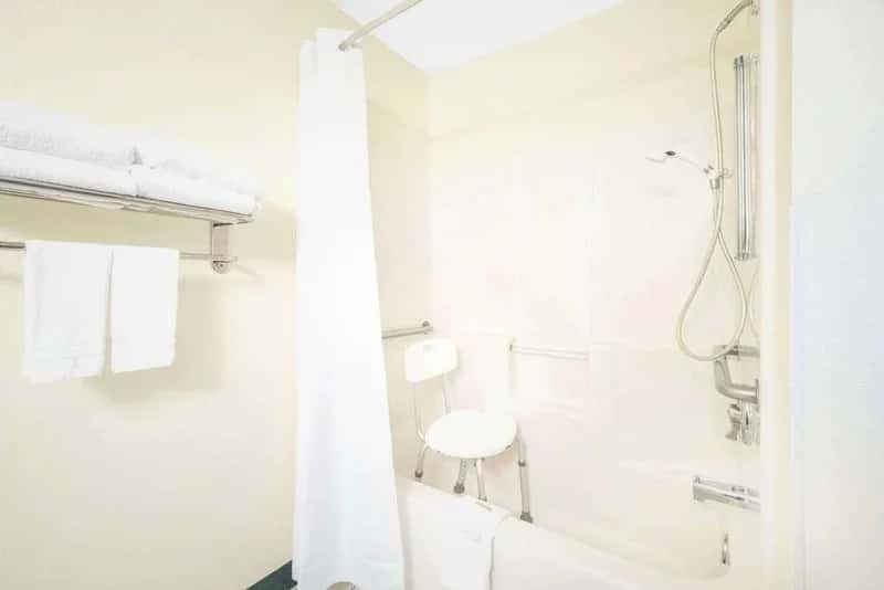Days Inn & Suites by Wyndham Fargo 19th Ave/Airport Dome - Featured hot tub