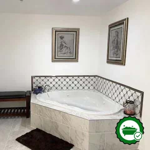 In-room jacuzzi at Dream Manor Inn in Globe, Arizona