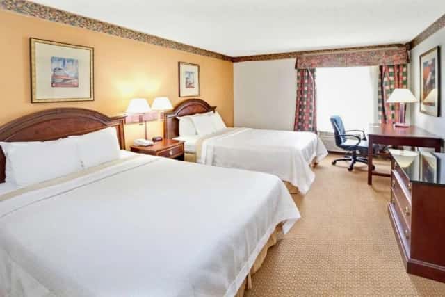 Days Inn & Suites by Wyndham Harvey / Chicago Southland — guest room