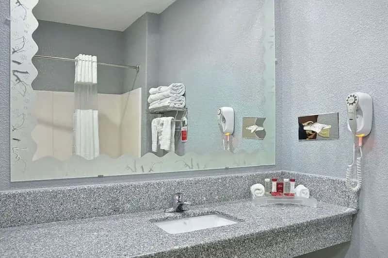 Ramada by Wyndham South Waco - Featured hot tub