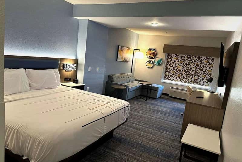 La Quinta Inn & Suites by Wyndham Macon West — guest room