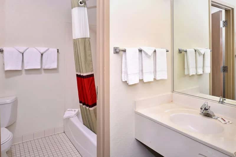 Red Roof Inn Sandusky - Milan - Featured hot tub