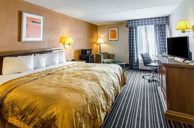Econo Lodge Inn & Suites — guest room
