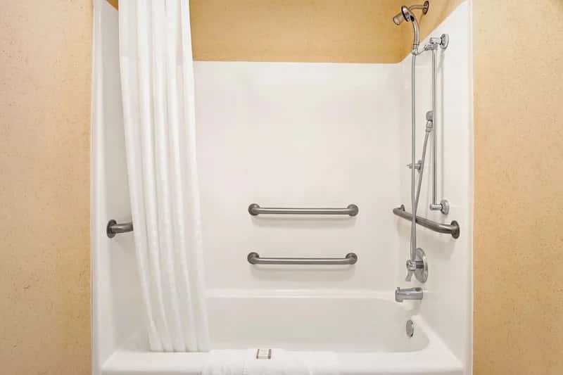 Jetted bathtub at Baymont by Wyndham Pearl