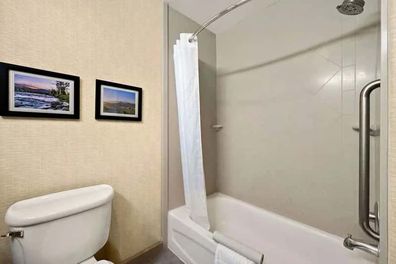 Comfort Inn & Suites Airport - Featured hot tub