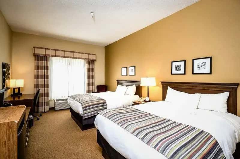 Country Inn & Suites by Radisson, Salina, KS — guest room