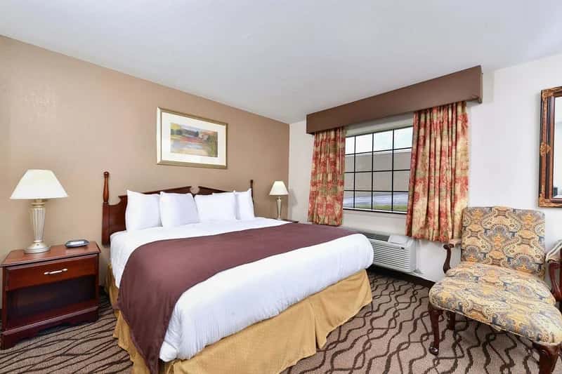 Country Hearth Inn & Suites Toccoa — guest room