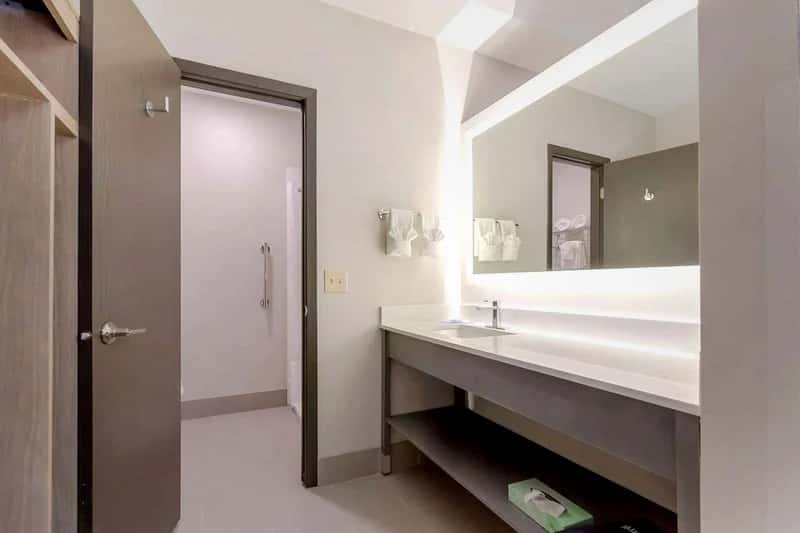 Clarion Pointe Tomah — bathroom