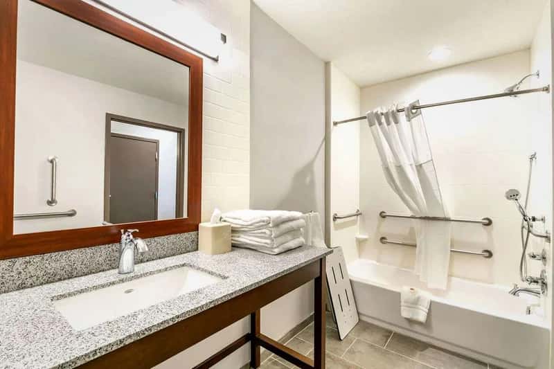 In-room jacuzzi tub at Comfort Suites in Tupelo, MS