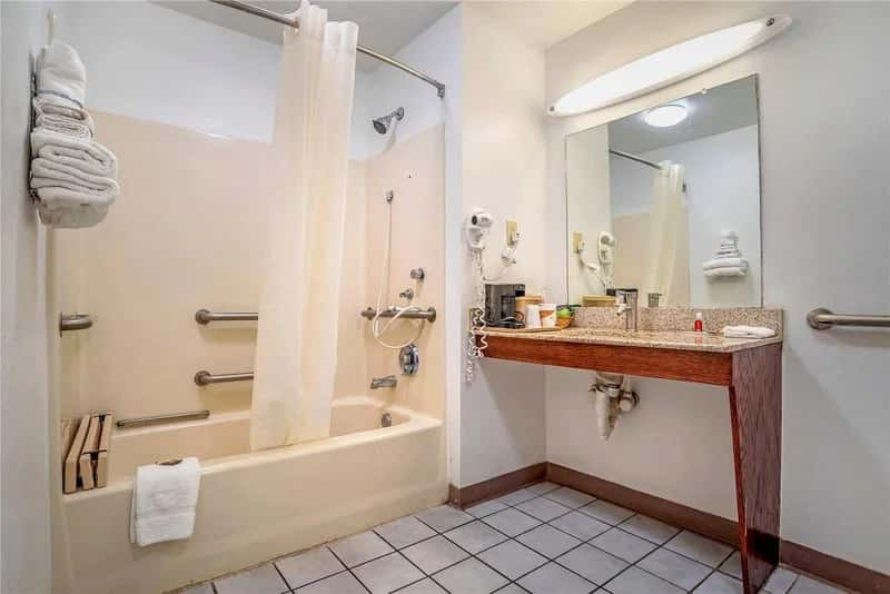Econo Lodge Tupelo - Featured hot tub