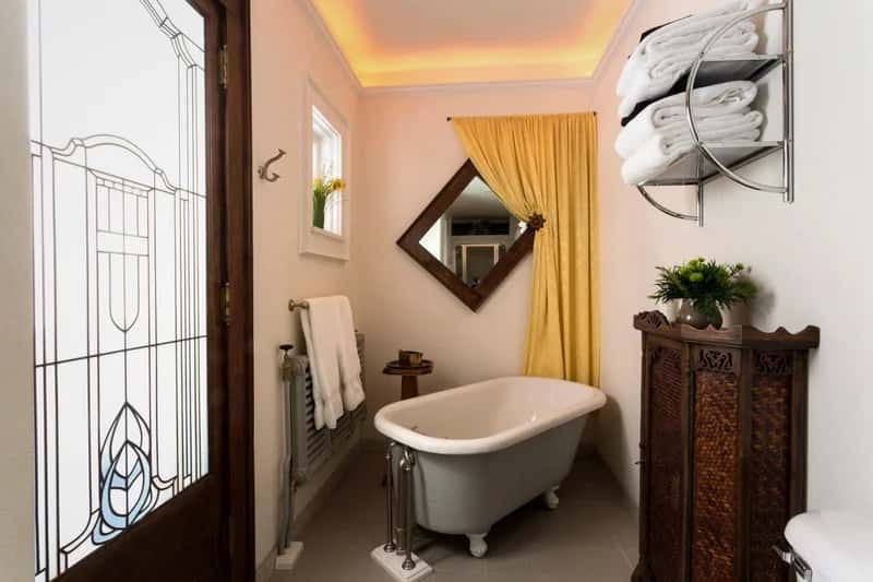Deep soaking tub at Stewart Inn in Wausau, WI
