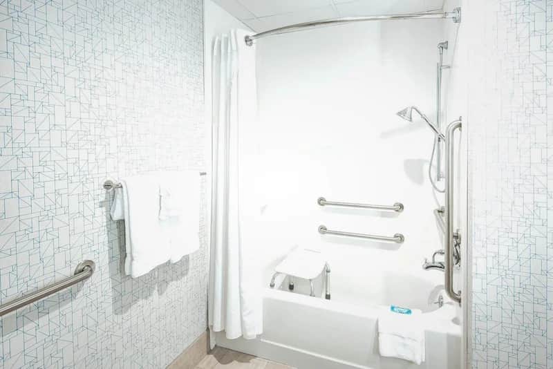 Holiday Inn Express & Suites Woodbridge By IHG - Featured hot tub