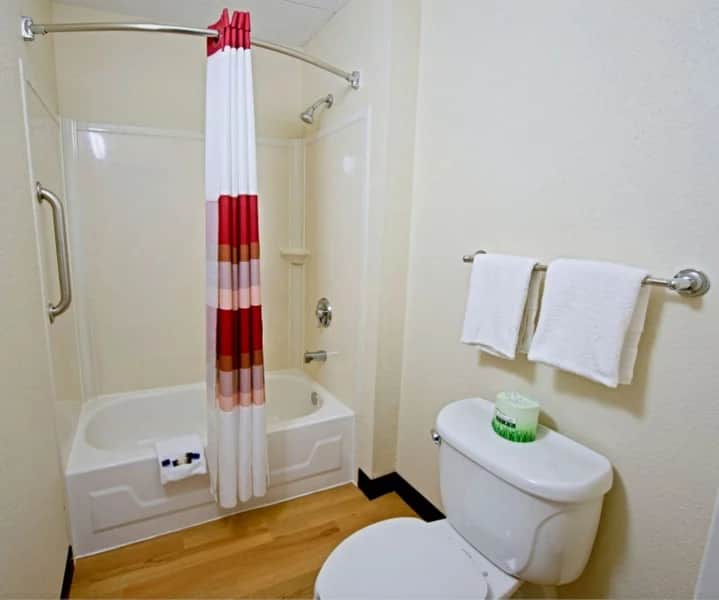 Red Roof Inn Canton - Featured hot tub