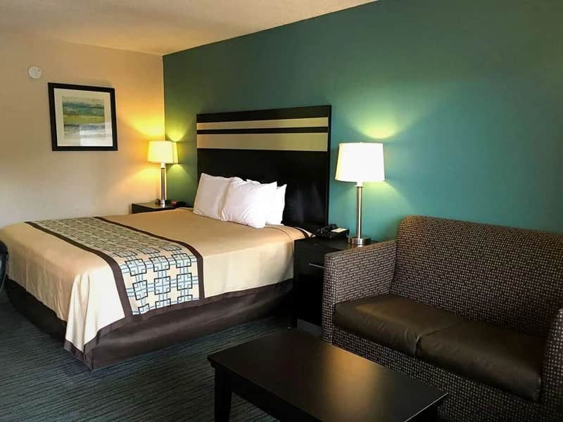 GuestHouse Dothan — guest room