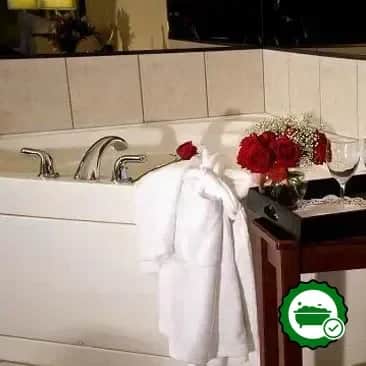 Comfort Suites Elgin - Verified Jacuzzi In-Room