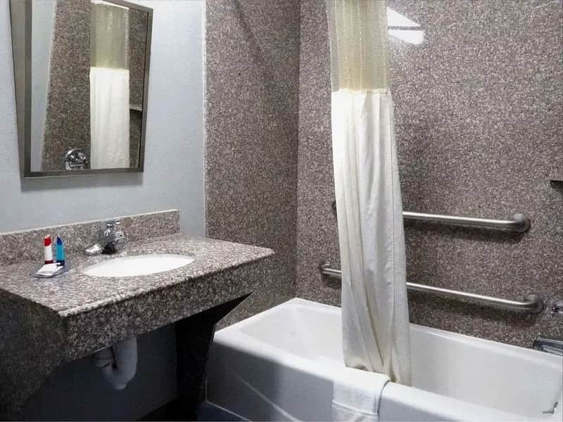 Americas Best Value Inn & Suites Bush Intl Airport - Featured hot tub
