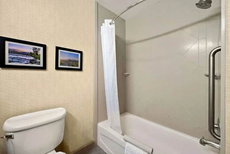 Comfort Inn & Suites Airport - Featured hot tub