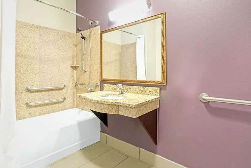 La Quinta Inn Ste Okc Yukon - Featured hot tub