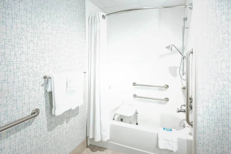 Holiday Inn Express & Suites Woodbridge By IHG - Featured hot tub