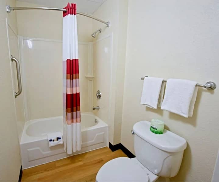 Red Roof Inn Canton - Featured hot tub