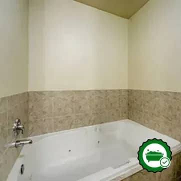 Triple Play Resort Hotel & Suites - Verified Jacuzzi In-Room