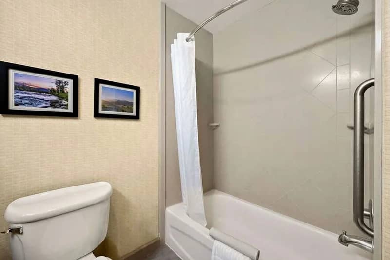 Comfort Inn & Suites Airport - Featured hot tub
