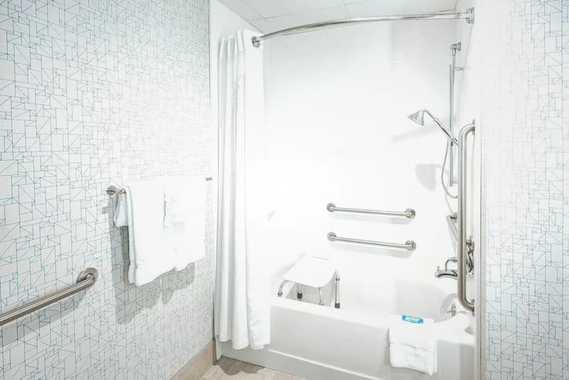 Hotels with jacuzzi in room in Avenel