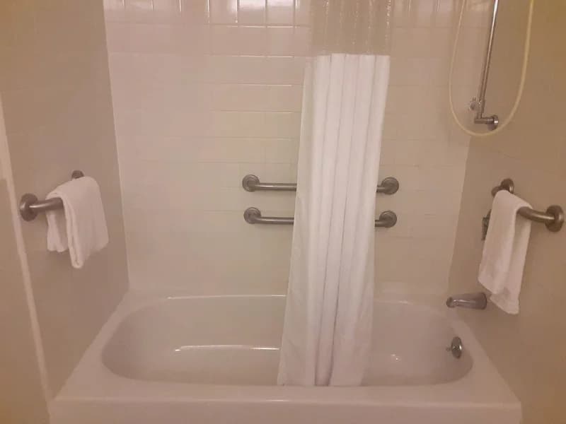 Hotels with jacuzzi in room in Bangor