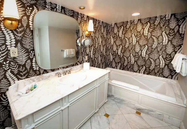 Deep soaking bathtub