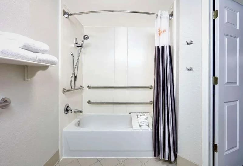 La Quinta Inn & Suites by Wyndham Dallas North Central — photo 2
