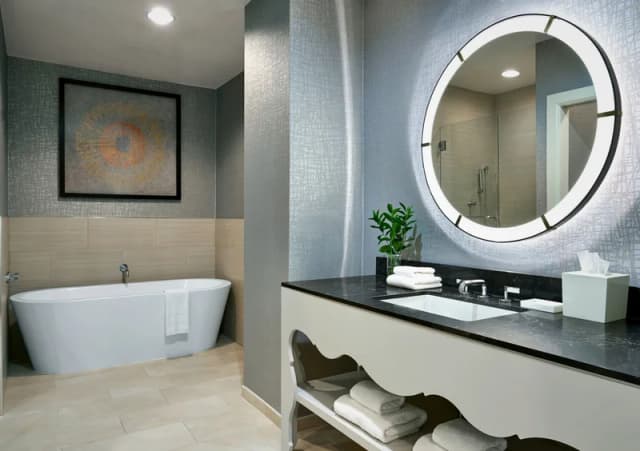 Deep soaking bathtub