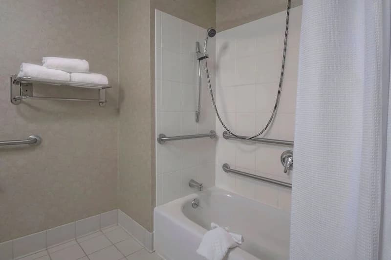 Hotels with jacuzzi in room in Devens