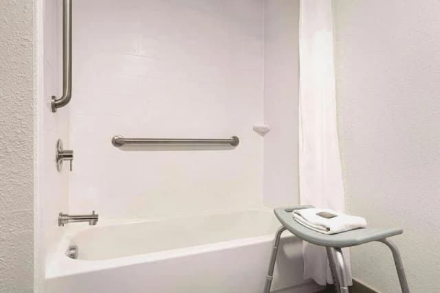 Deep soaking bathtub