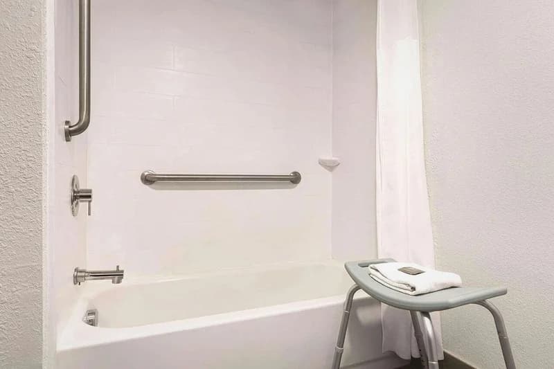 Hotels with jacuzzi in room in Dunn