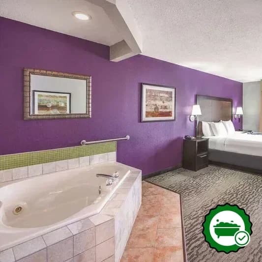 La Quinta Inn & Suites By Wyndham Erie — photo 2