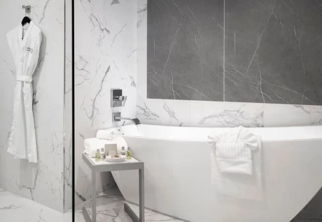 Deep soaking bathtub