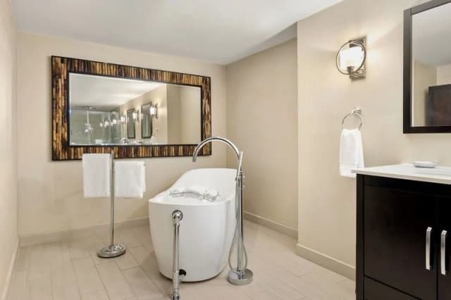Deep soaking bathtub