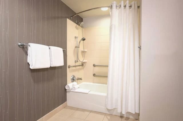 Deep soaking bathtub