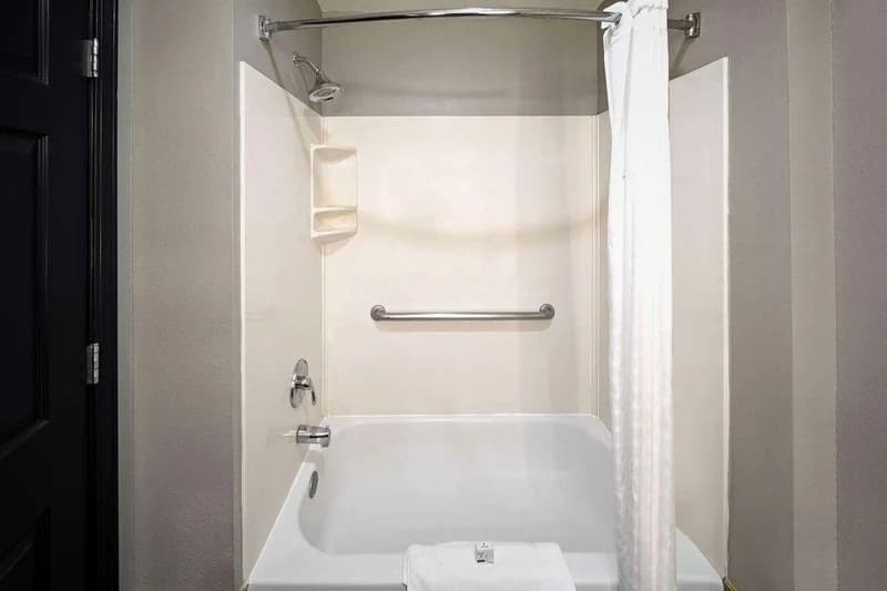 La Quinta Inn & Suites by Wyndham Olathe — photo 2