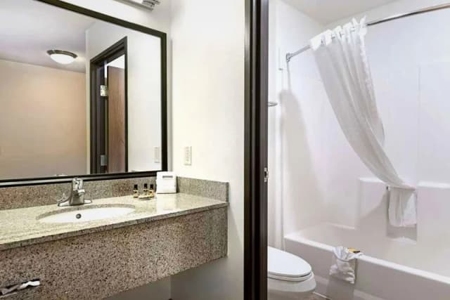 Deep soaking bathtub