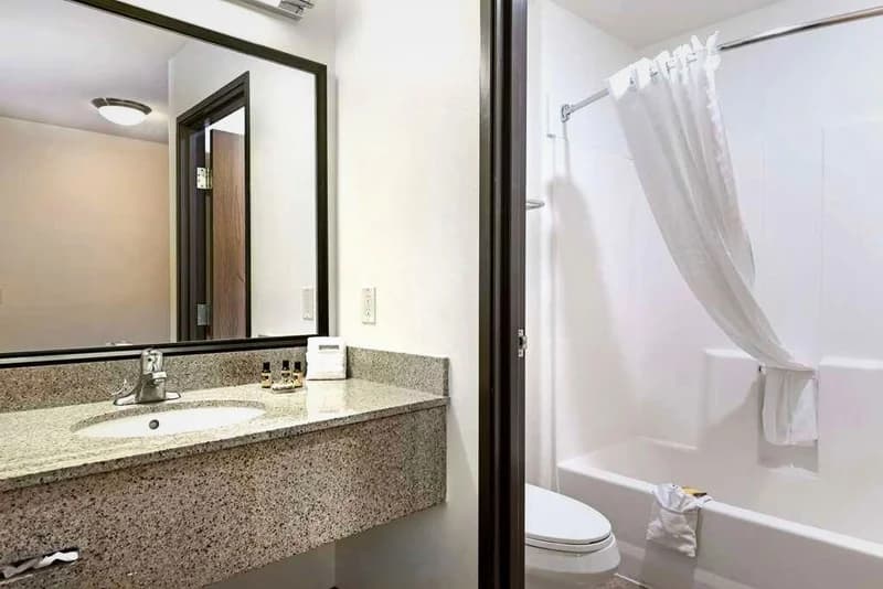 Hotels with jacuzzi in room in Pueblo