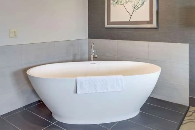 Deep soaking bathtub