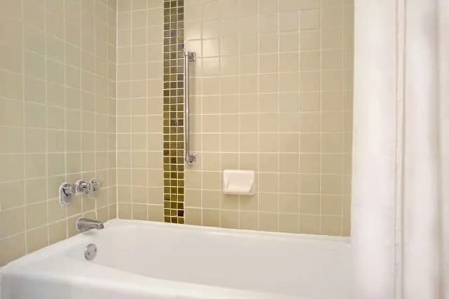Deep soaking bathtub