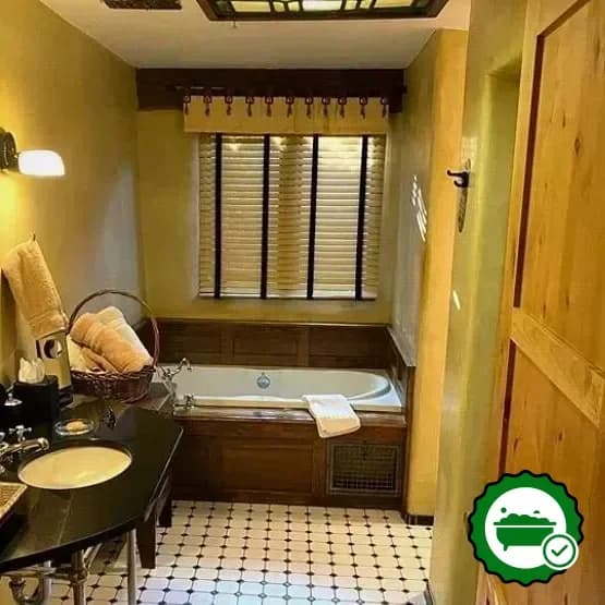 Jetted bathtub
