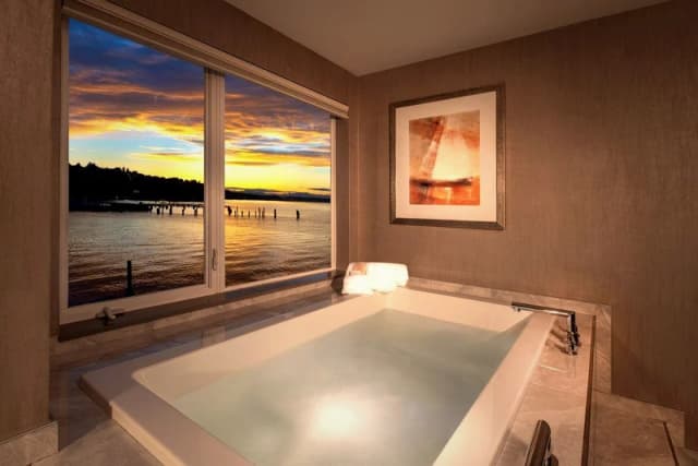 Deep soaking bathtub